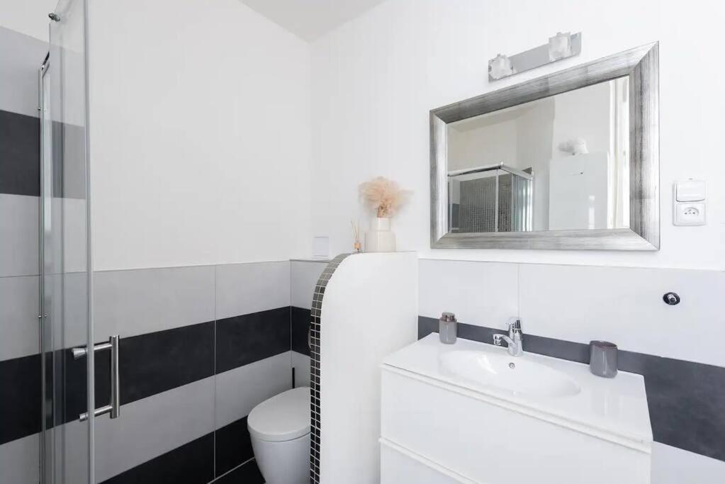 Spacious Apartment With Balcony At Wenceslas Sq Prague Ngoại thất bức ảnh