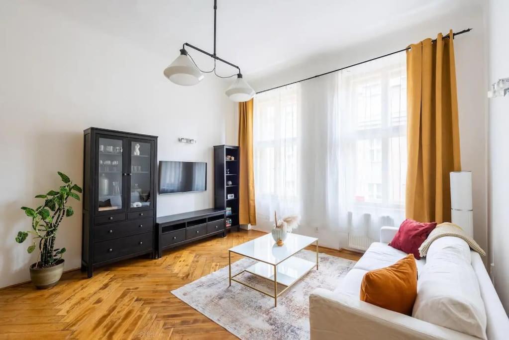 Spacious Apartment With Balcony At Wenceslas Sq Prague Ngoại thất bức ảnh